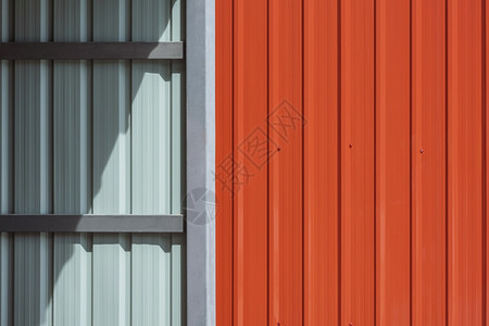 结构体灰色的或者储藏室车库钢墙表面的阳光和阴影室内外有橙金属板壁围墙的储藏室或车库建筑材料概念图片