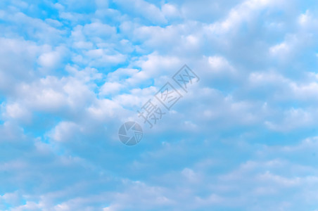 季节蓝色背景上的白云蓝天和色背景上的白云春天晴图片