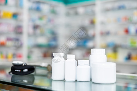 在室内泰国药店柜台的白塑料瓶装药品套袋泰国诊所丸图片