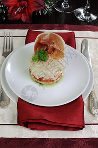 小吃餐巾刀具黄瓜沙拉西红柿白萝卜和果酱图片