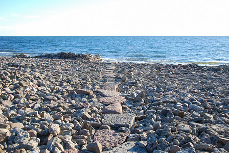 走通向水面的平板石块足行道的静态海岸石质平坦的图片