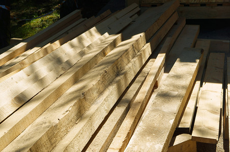生产木材板锯材木制品酒吧板条被锯开木材堆成一棕色的环境图片