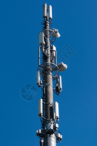 沟通交流电波配有卫星天线和空中的通讯塔图片