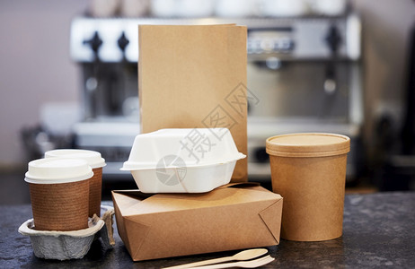 筷子包装食物水平的可持续回收取走食品包装在咖啡店的反柜台背景
