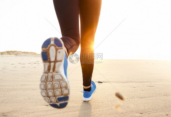 沙滩上跑步的女人图片