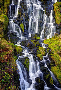 苏格兰人老的英国Storrr老人下面的瀑布靠近波特里斯凯岛苏格兰高地联合王国欧洲图片