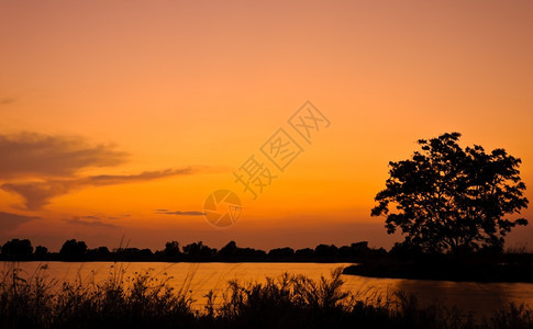 明亮的风景优美日落在湖上户外图片