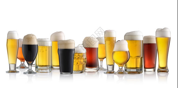 白色的清爽背景一组不同啤酒单独隔开图片