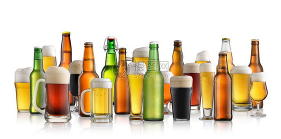白色背景的一组不同啤酒单独隔开透明新鲜琥珀色图片