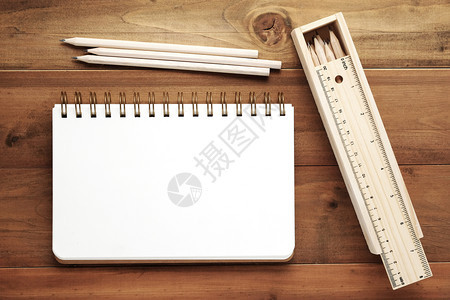 空白纸条本笔记木材背景上的标尺和铅笔盒带有文本复制空间的模板教育工作桌子图片