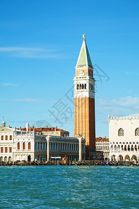 一种意大利威尼斯圣马可广场阳光明媚的日子钟城市图片