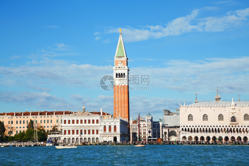 欧洲意大利威尼斯圣马可广场阳光明媚的日子晴天钟楼图片