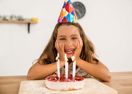 美丽的一个快乐年轻女孩庆祝她的生日照片幸福女儿图片