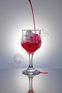 茶点酒将红糖浆涂在灰色背景的冰上水图片