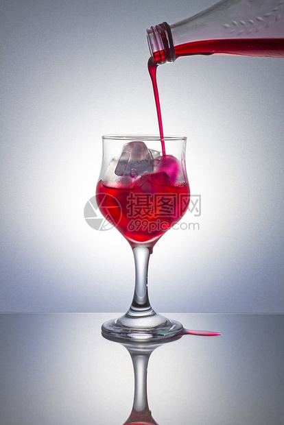 酒派对将红糖浆涂在灰色背景的冰上马提尼图片