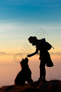 哺乳动物积极的女孩和她牧羊犬一起玩耍火车之前在山上看饼干狗图片