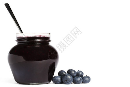 饮食有机的果酱罐蓝莓一勺放在边果酱罐蓝莓放在白色背景上一种图片