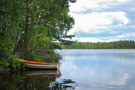 风景在瑞典斯马兰省一个湖泊和平湾的Smaland湖上划船反射小岛图片