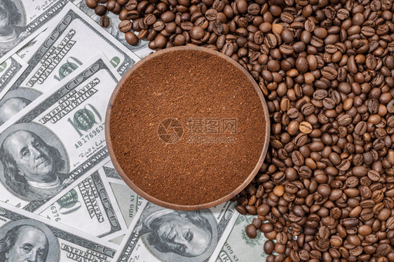现金经济在咖啡豆和美元钞票上隔绝的木板制咖啡地面以豆和纸钞为隔离贸易图片