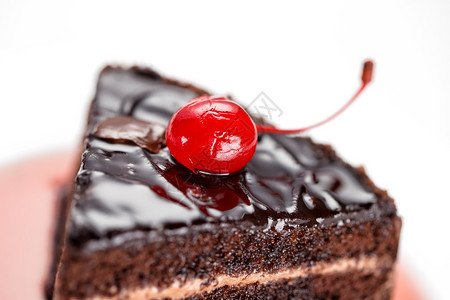 饼干巧克力蛋糕的碎片与樱桃隔离在白色背景上巧克力蛋糕的碎片与樱桃一种颜色图片