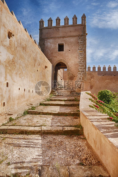 建筑学通往位于摩洛哥拉巴特Kasbah城外墙上的一座警卫塔斜坡有梯子向上走来线索脚步图片