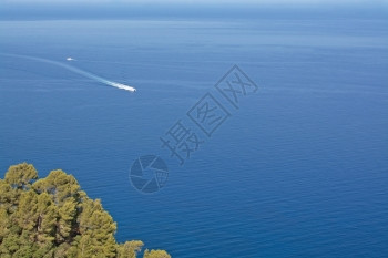 夏天7月在阳光明媚的一天主要海岸地平线对中海进行观测7月白天西班牙图片