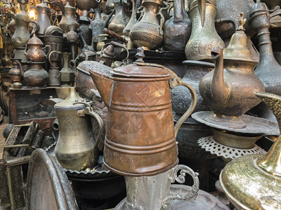 在以色列Jersualem旧城市场销售的一家商店出金属罐头创造了一个有趣的背景水壶为了金工图片