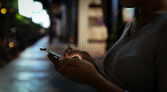 个人的蜂窝商业晚上在城里用电话接近身女人图片