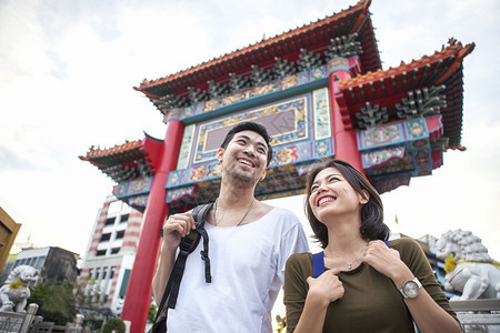 年青的背负包车者快乐旅行目的地在邦科奇镇闲暇泰国地标图片