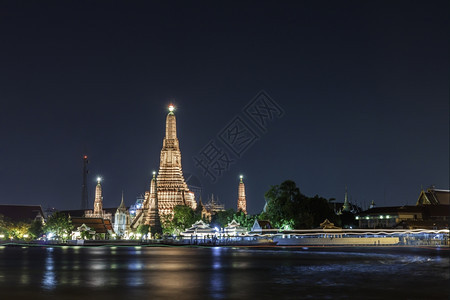 夜间WatrunArun黎明寺与Chaopraya河泰国曼谷建筑学美丽的旅游图片