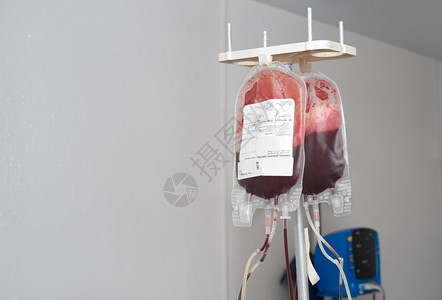 挂在机架上的透明软件包正在填满捐赠者的血液复制空间新鲜的墙药物图片