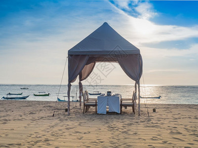 夏天美丽的日落时热带海滩上的浪漫沙户外背景图片