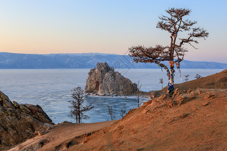 白色的岩石俄罗斯伊尔库茨克地区贝加尔湖奥洪岛贝加湖布汗角的日落冬天图片