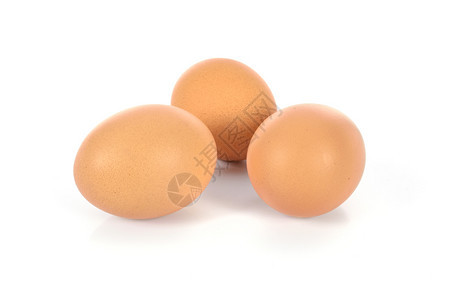 有机的三只棕蛋紧闭隔离在白色背景上春天的图片
