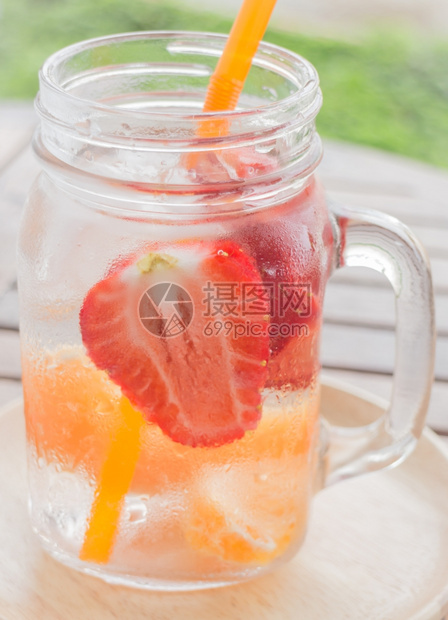 瓶子混合水果新鲜饮料存货照片的灌水杯玻璃桌子图片
