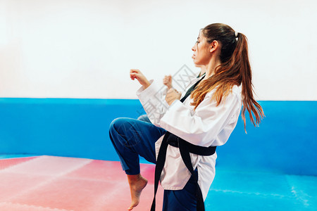 练习跆拳道的女性图片