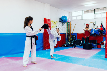跆拳道有两个年轻妇女在一培训中心里练习泰拳道身体的信心图片