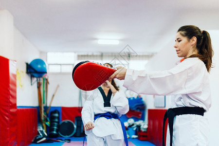 有两个年轻妇女在一培训中心里练习泰拳道武术身体的个人图片