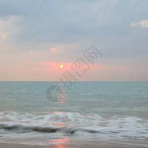 柔软的自然云泰国PhangNga安达曼海的景日落图片