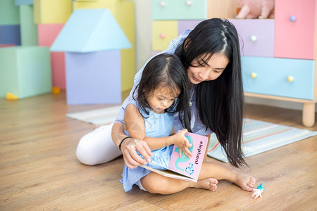 妈妈和孩子一起读绘本图片