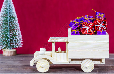 节日加载领带装满圣诞礼物的木制卡车图片