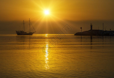 火鸡帆船户外土耳其Kemer市日落背景的船舰图片