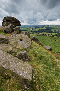 从Derbyshire峰地Paak区Baslowedge山顶的上看到前方有石块云灰色的草图片