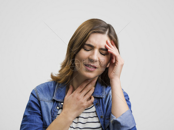 压力沮丧的女人握着头双手表示痛苦情感流图片