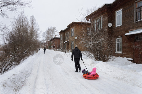 步行孩子们裸在古俄罗斯城市沃洛格达的雪街上行走人们图片