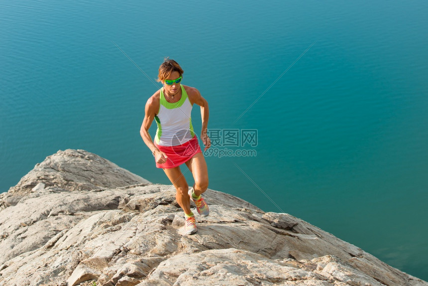 一种运行血红蛋白天龙女星在湖边的石灰上跑来去图片