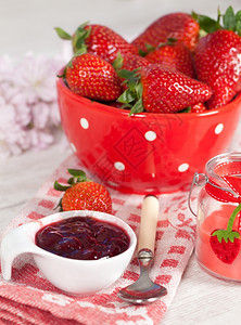 营养浆果红碗里甜新鲜草莓美丽的图片