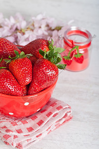 爱红碗里甜新鲜草莓充满活力甜的图片