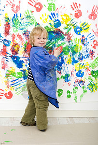 一个年轻男孩享受着手指涂漆颜色一种肩膀图片