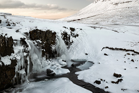 冰岛Snaefellsnes半岛日落时的Kirkjufell山前瀑布特写冰岛日落时山前的瀑布特写自然冰岛的颜色图片